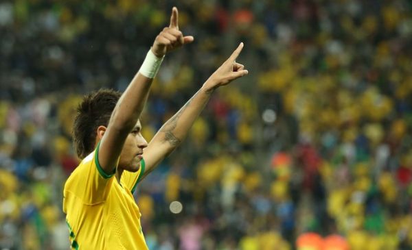 Eleito o craque, Neymar vibra com os dois gols: 