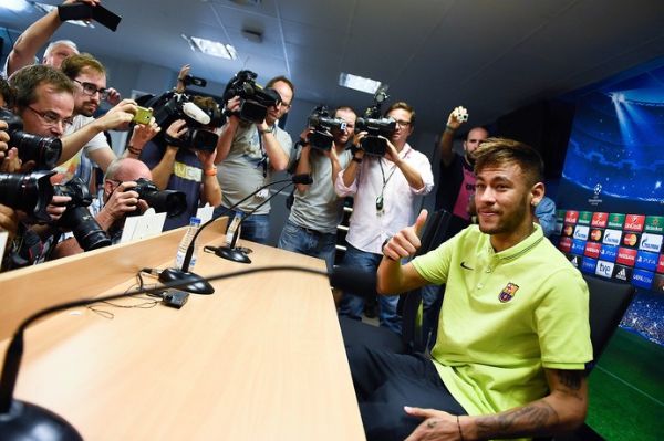 Neymar  vontade diante de fotgrafos e cinegrafistas na entrevista coletiva no Barcelona