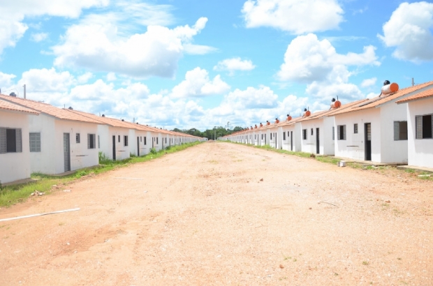 Emanuel projeta entrega de mais de 900 casas do Nico Baracat II at janeiro em Cuiab