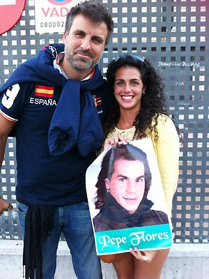 Noem posa com cartaz de seu favorito e  ao lado de Pepe Herrero, vencedor de uma das edies do Gran Hermano