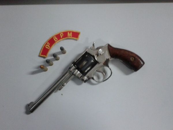 Arma de fogo e munies so encontradas com cinco durante ronda