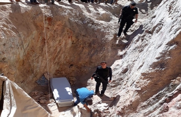Homem encontra corpo da esposa cado em buraco de garimpo ilegal