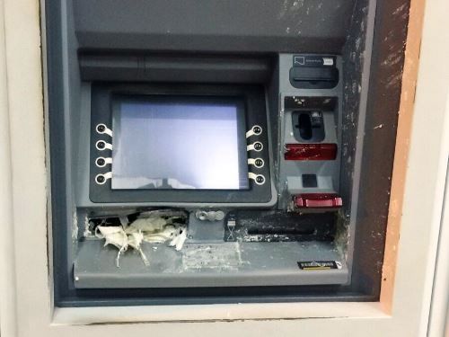 Em tentativa de assalto, criminosos invadem banco e explodem dois caixas eletrnicos
