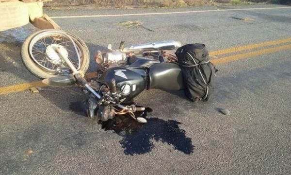 Motociclista bate em traseira de caminho parado e morre em rodovia estadual
