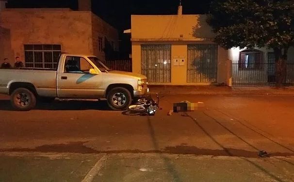 Motociclista morre na hora ao bater de frente com caminhonete