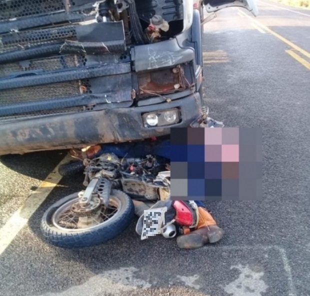 Homem de 42 anos morre ao colidir motocicleta em carreta