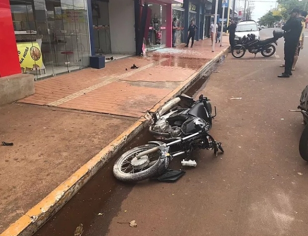 Motociclista de 32 anos morre ao ser fechado por carro e bater em fachada de duas lojas