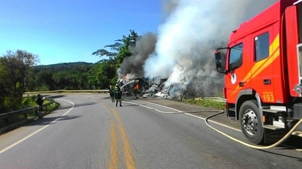 Caminho carregado com cachaa tomba, pega fogo e motorista morre