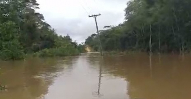 Aps chuva, rio transborda e trs pontes ficam debaixo dgua; rodovia est interditada