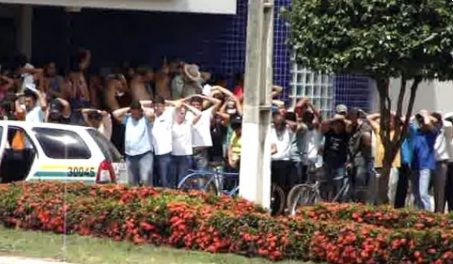 Assaltantes armados invadem Banco do Brasil e fazem populao refm