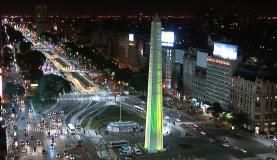 O Obelisco, monumento emblemtico de Buenos Aires, iluminado de verde e amarelo