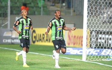 Obina comemora gol em cima do Luverdense