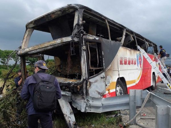 Ônibus explode e mata 26 turistas chineses em Taiwan