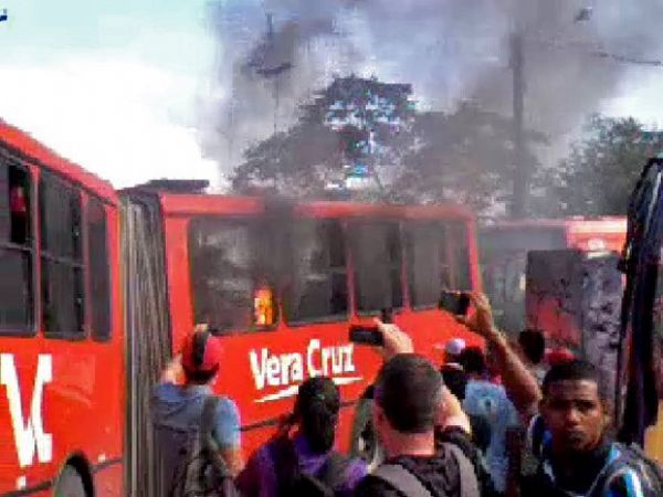 Pelo menos quatro nibus so danificados durante greve no Recife