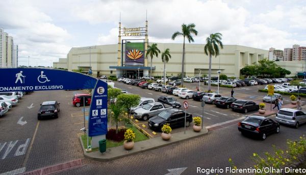Dupla  presa por roubar quase R$ 3  mil de cinema no Shopping Pantanal; pistola  apreendida