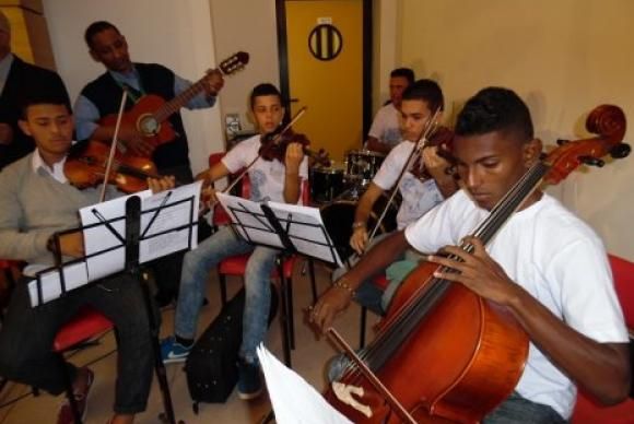Orquestra de crianas e jovens do Recife se apresenta para o papa Francisco
