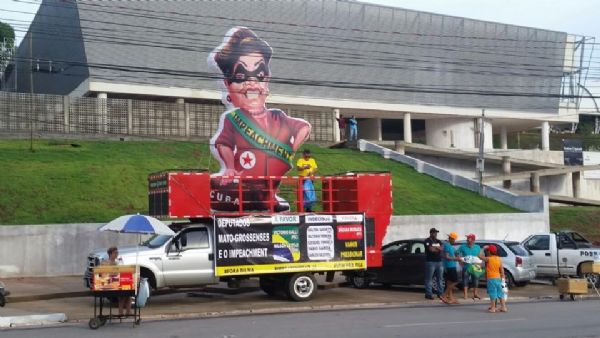 Manifestantes usam Pixuleco, caricatura de Dilma e trio eltrico em protesto na Corrida de Reis