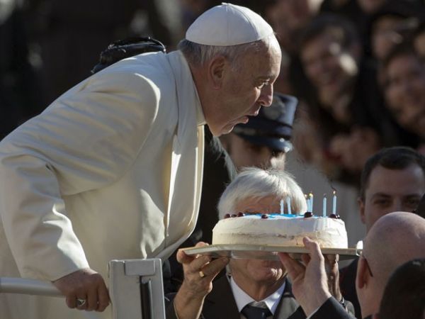 Papa Francisco sobra velas de um bolo comemorativo ao seu aniversrio