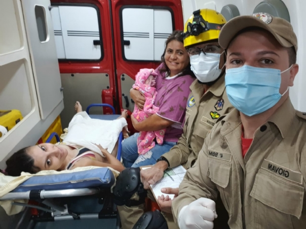 Bombeiros realizam parto de emergncia e jovem d  luz a filha em casa