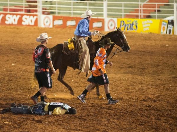 Ricardo Larroyed fica desacordado na arena aps cair de cavalo durante prova