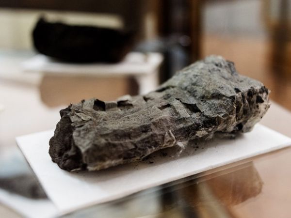Pergaminho antigo coberto em material vulcnico  exibido na Biblioteca Nacional de Npoles, na Itlia: pesquisadores conseguiram ler o que estava escrito por tcnica de raio X