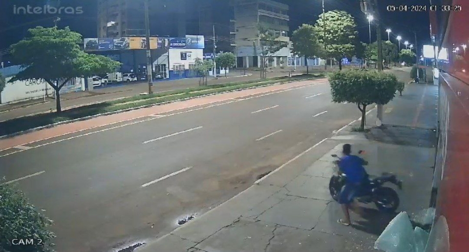 Vdeo mostra criminosos quebrando vidraa de loja para furtar motocicletas