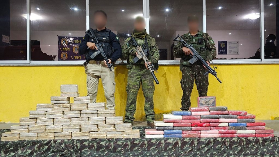 Polcia apreende mais de 100 tabletes de cocana; droga avaliada em R$ 2,3 milhes