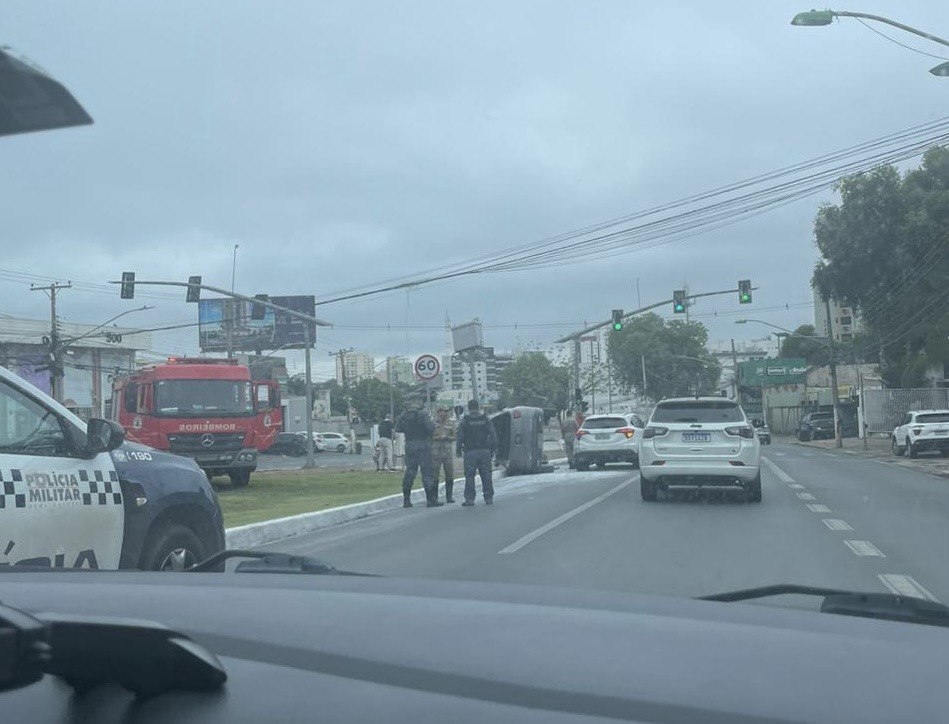 Motorista tomba Fiat Toro aps acidente com outro carro na Avenida do CPA; veja vdeo
