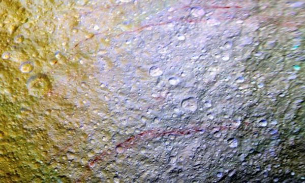 Imagem divulgada pela Nasa revela arcos misteriosos em lua de Saturno
