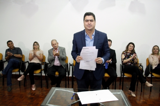 Pinheiro assina lei para estimular aes de preservao ambiental e implementao de polticas pblicas