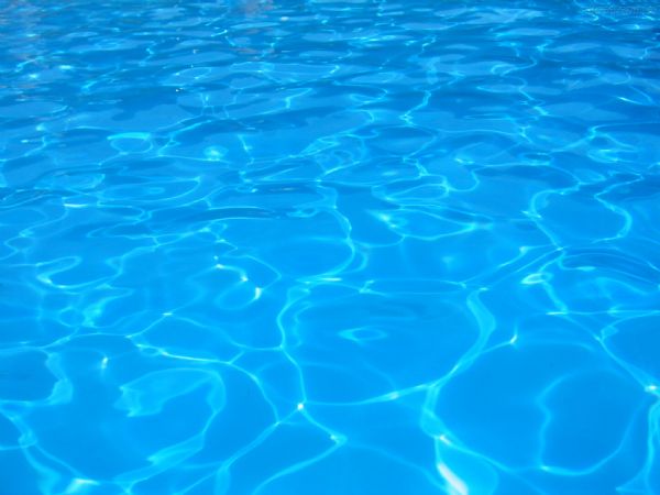 Criana de quatro anos morre afogada em piscina de prdio na capital; DHPP libera corpo da vtima