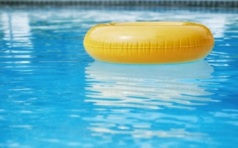 Menina de dois anos cai em piscina de casa e morre afogada