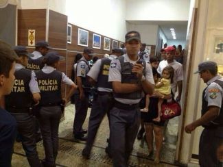 Aps briga no Shopping Pantanal, menores so liberados; mais de 40 pessoas foram detidas