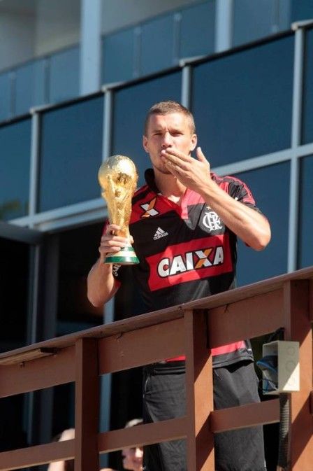 Copa 2014: Podolski surge com a camisa do Flamengo em manh de folga dos alemes