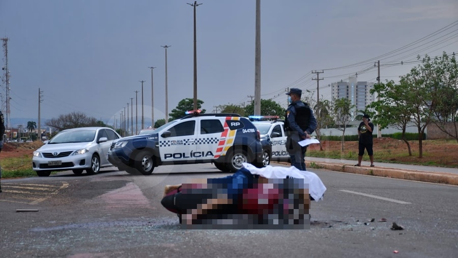 Homem morre na rua aps colidir moto com traseira de carro