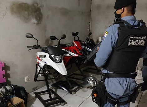 Casa usada para desmanche de motocicletas roubadas em Cuiab  fechada pela PM
