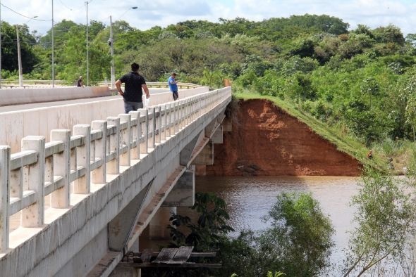Dois meses aps interdio, prefeitura libera ponte para veculos leves e desafoga trnsito na Fernando Corra