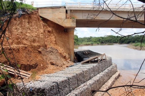 Defesa Civil mantm monitoramento em ponte e avalia se terreno encharcado pela chuva oferece risco