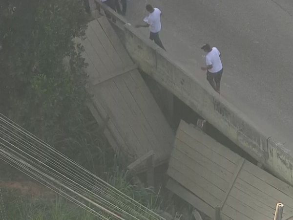 Ponte de madeira cai e deixa feridos na Baixada Fluminense, RJ