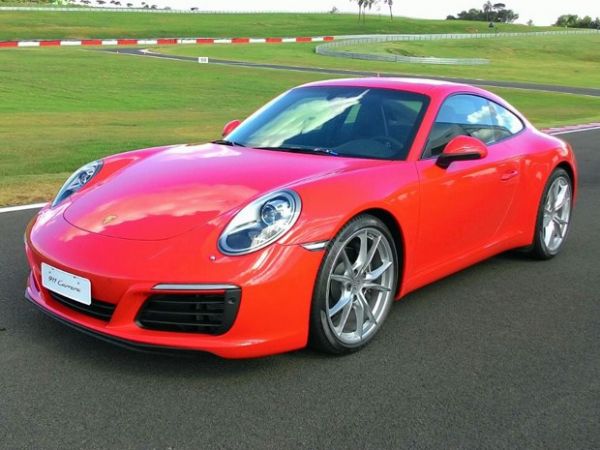 Porsche 911 chega com novos motores turbo ao Brasil