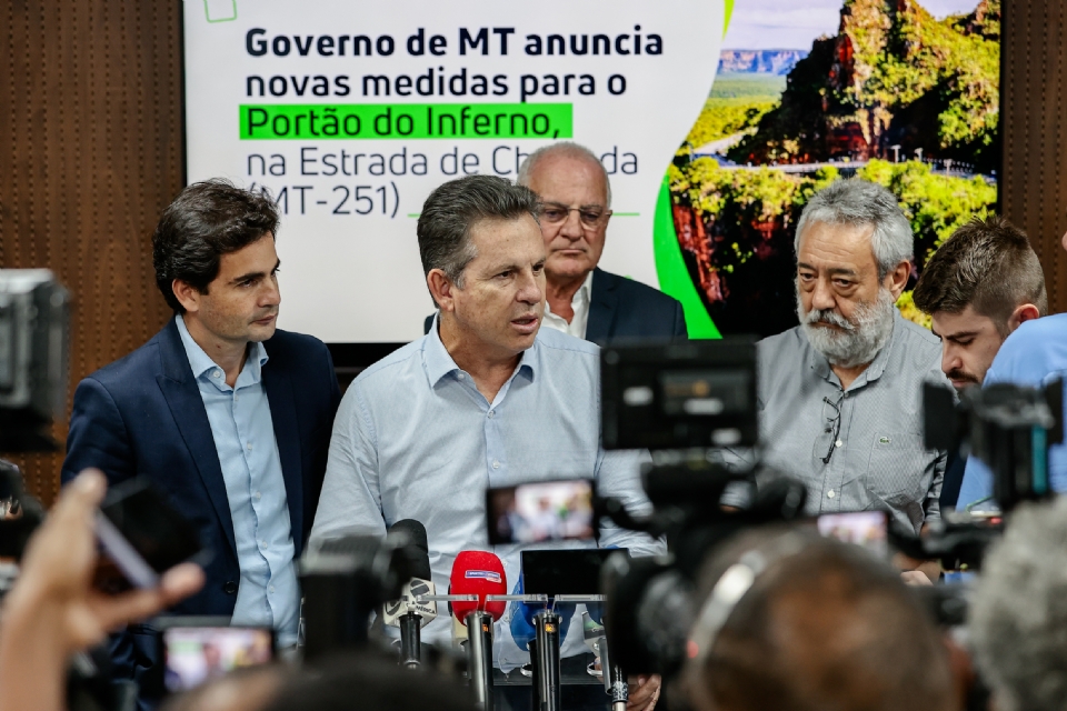 Governador Mauro Mendes ao lado dos secretrios Fbio Garcia (Casa Civil) e Marcelo Oliveira (Sinfra)