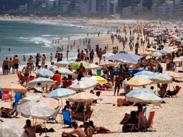 Banhistas aproveitam a tarde desta quinta-feira na Praia de Ipanema, Zona Sul do Rio de Janeiro.