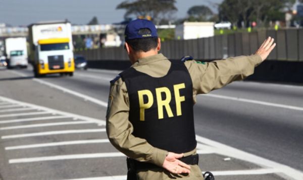 PRF prende 12 motoristas embriagados e registra duas mortes no feriado