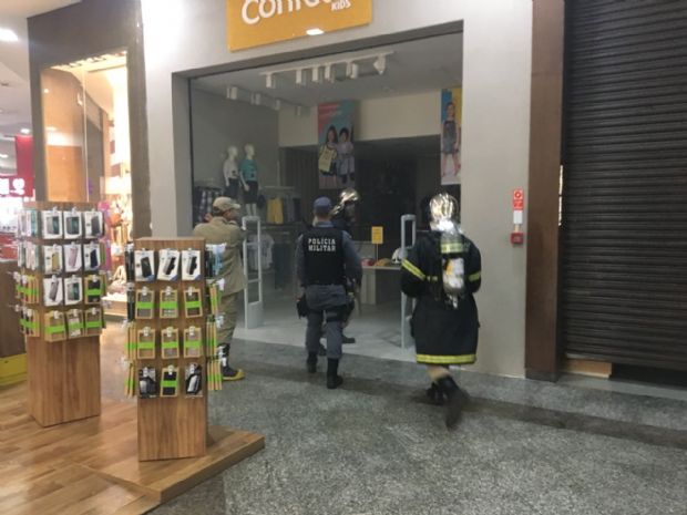 Corpo de Bombeiros combate princpio de incndio em loja de shopping