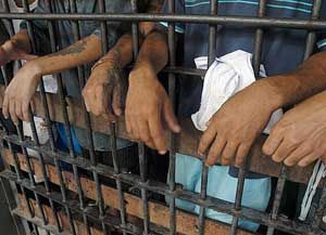 Depois de denncia de tortura, quatro detentos so retirados da cela de isolamento