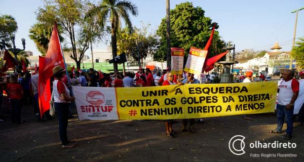 Contrrio a 'golpe', protesto rene cerca de 300 pessoas pela ruas de Cuiab