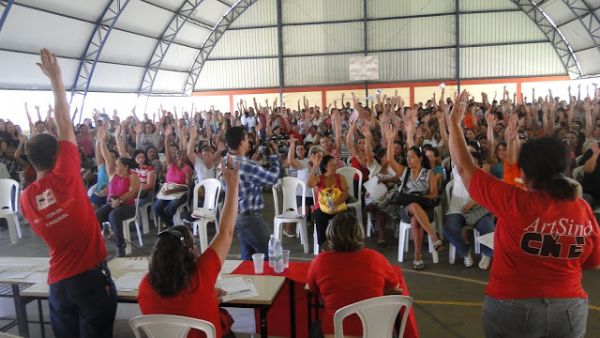 Greve dos professores continua em Vrzea Grande; ano letivo no comea