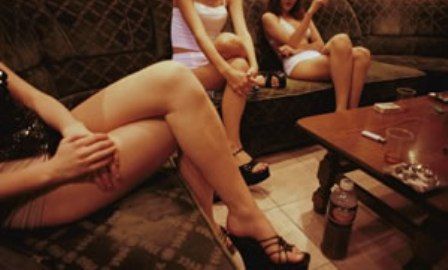 Alm de seis mulheres, a Polcia tambm encontrou duas adolescentes e uma travesti, que faziam programas sexuais no local.