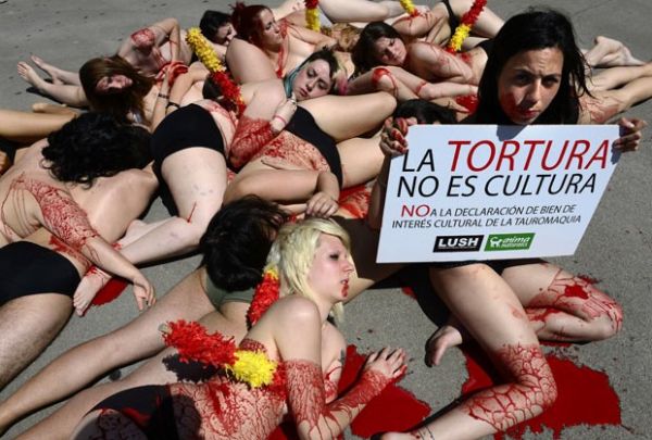 Seminuas, ativistas protestam contra as touradas na Espanha