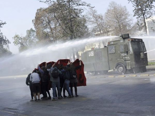 Estudantes chilenos protestam exigindo reformas na educao
